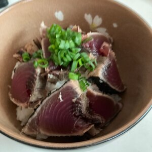 カツオのたたき丼●調味料ブレンドの合わせタレで